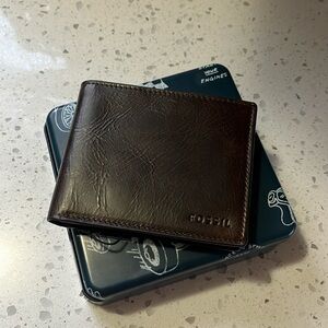 Fossil wallet new in tin brown leather